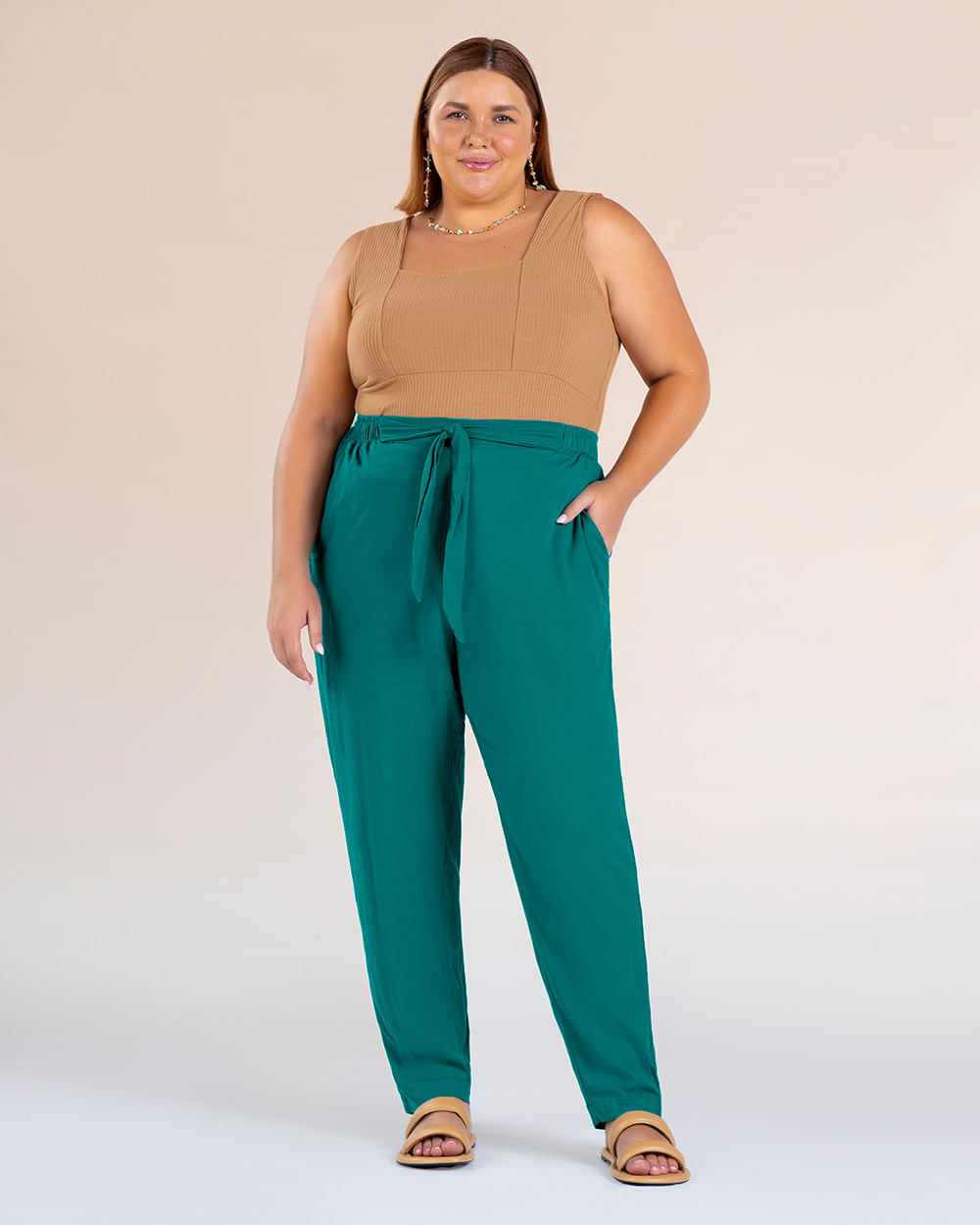 Calça Cenoura Plus Size em Viscose - Cereja Rosa - Miami