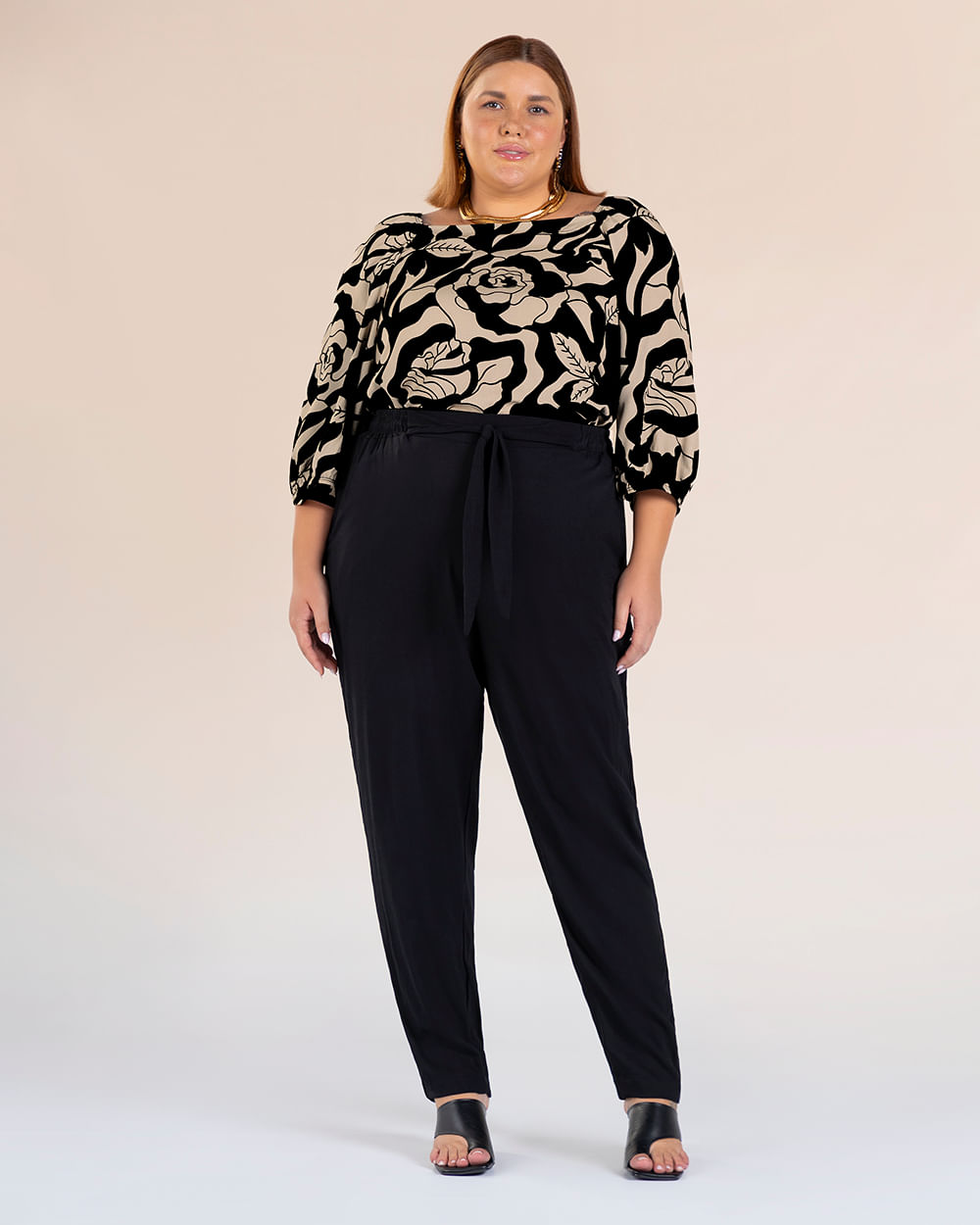 Calça Cenoura Plus Size em Viscose - Cereja Rosa - Preto