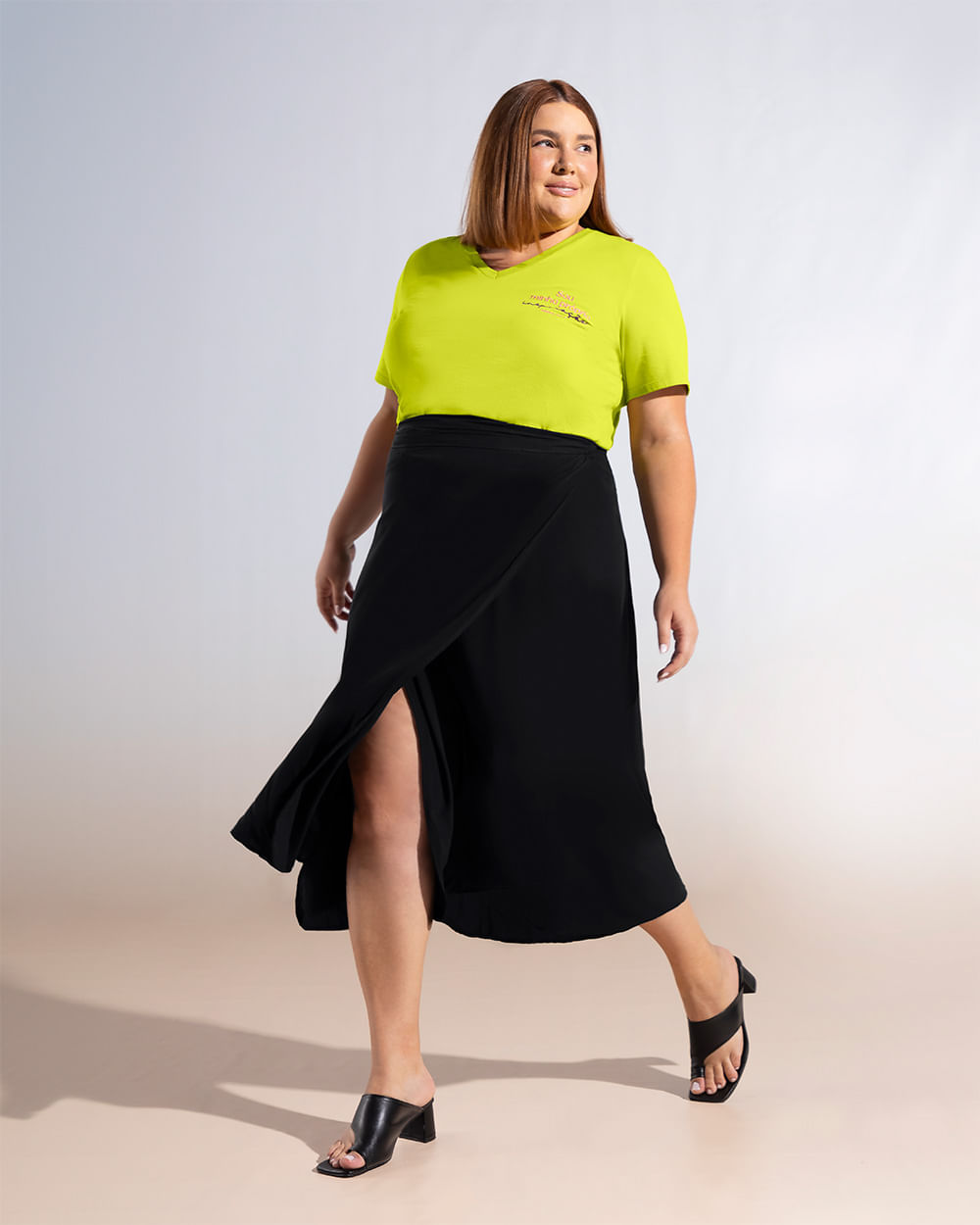 Saia Midi Envelope Plus Size em Viscose - Cereja Rosa - Preto