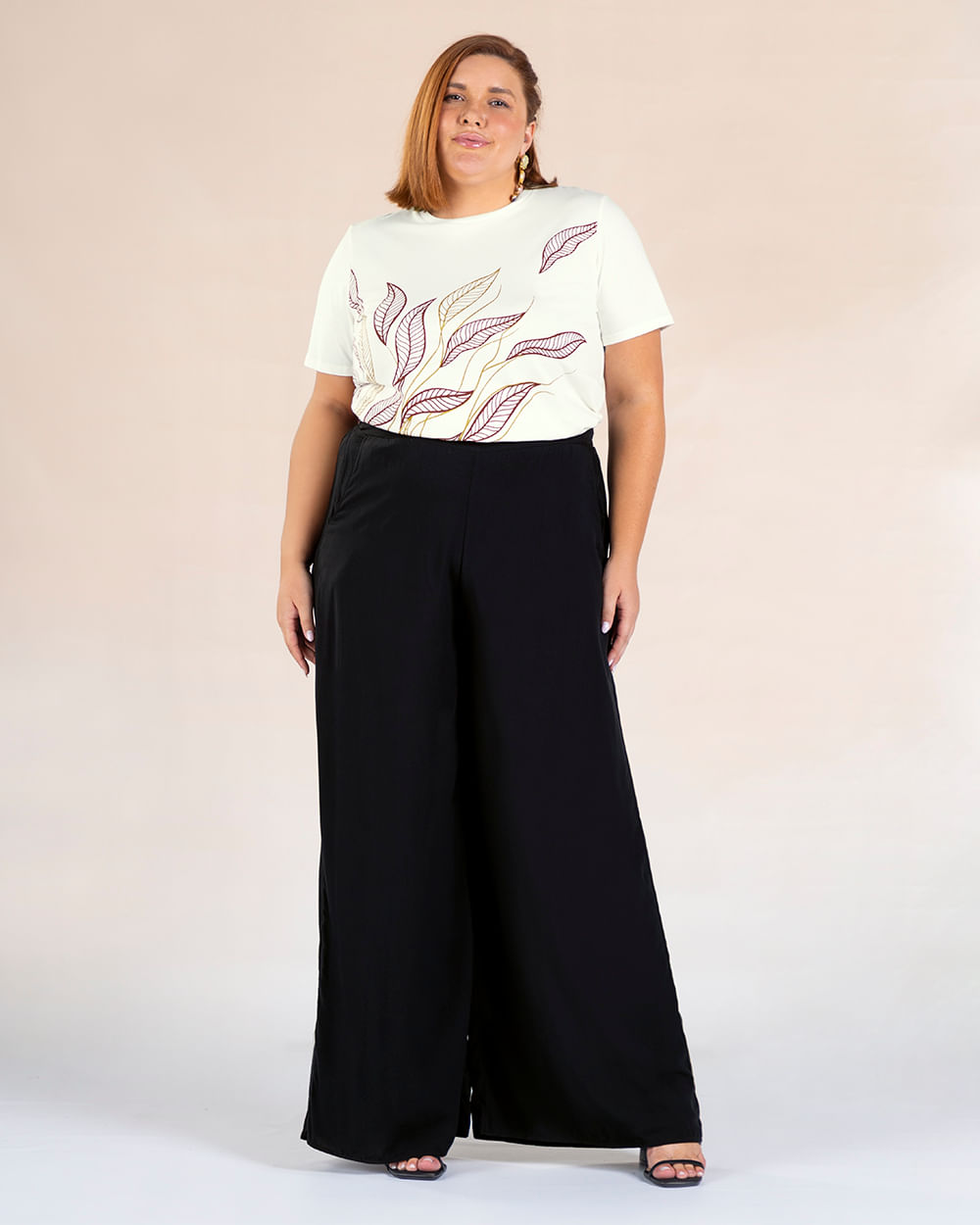 T-shirt Plus Size com Estampa Folhagens - Cereja Rosa - Natural