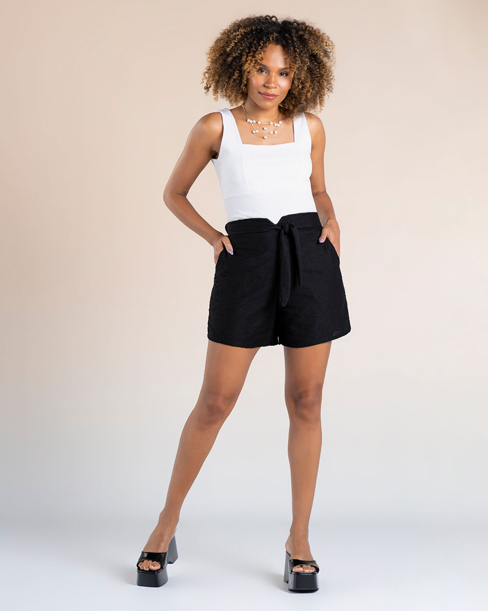 Shorts Feminino em Moletinho com Cinto - Cereja Rosa - Preto P